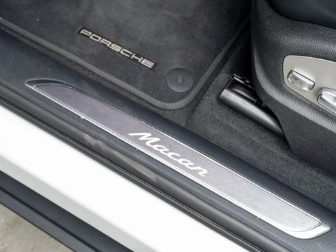 Certified 2026 Porsche Macan AWD/4WD image 29