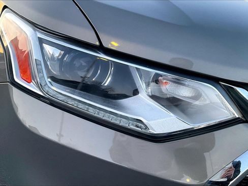 Used 2018 Chevrolet Traverse LT image 28