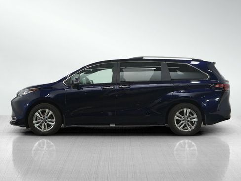 Used 2025 Toyota Sienna Limited image 2