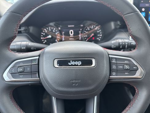 Used 2025 Jeep Compass Trailhawk AWD/4WD image 10
