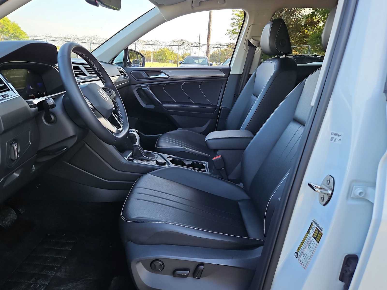 Used 2024 Volkswagen Tiguan SE AWD/4WD image 17