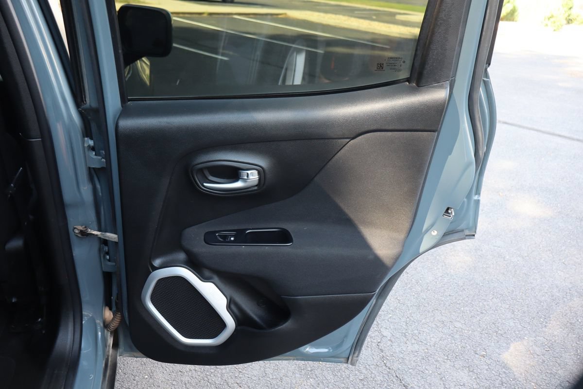 Used 2018 Jeep Renegade Latitude FWD image 25