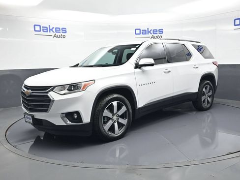 Used 2020 Chevrolet Traverse LT w/ LT Premium Package FWD image 3