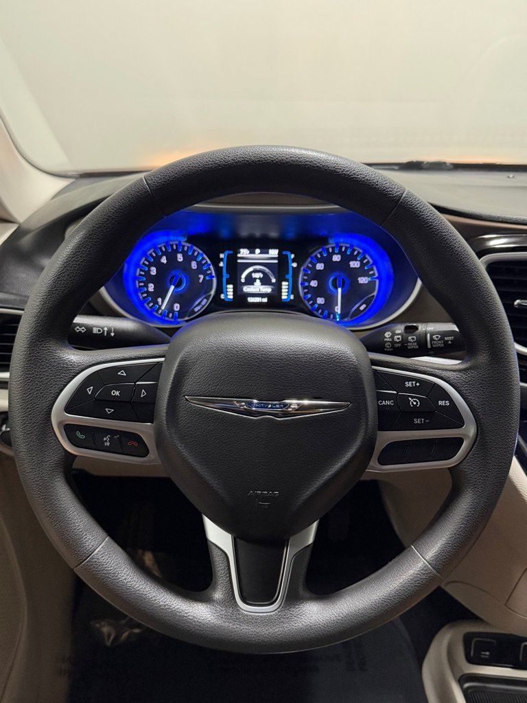 Used 2017 Chrysler Pacifica Touring FWD image 16