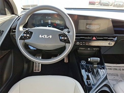 Certified 2025 Kia Niro EX Touring image 10