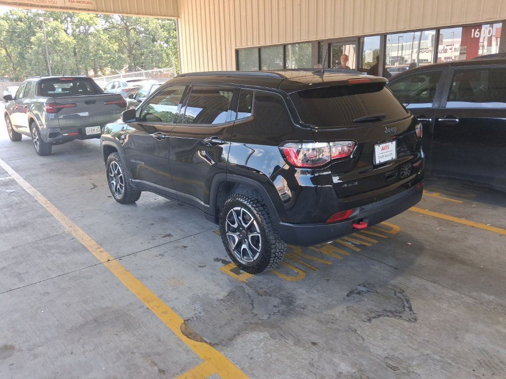 Used 2025 Jeep Compass Trailhawk AWD/4WD image 8