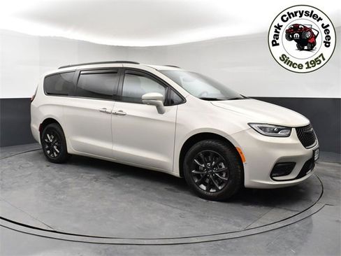 Used 2021 Chrysler Pacifica Touring-L w/ Premium & Safety Sphere Group image 1