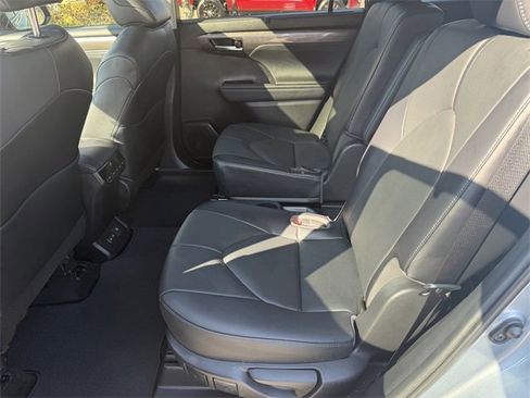 Used 2023 Toyota Highlander Limited image 23