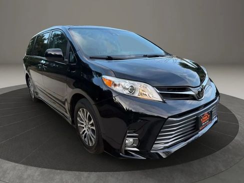 Used 2020 Toyota Sienna XLE image 8
