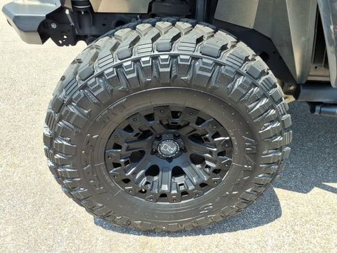 Used 2021 Jeep Wrangler Unlimited Rubicon w/ Cold Weather Group AWD/4WD image 9