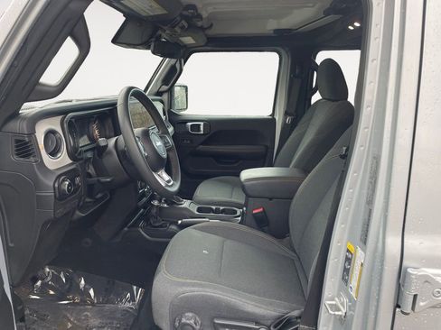 Used 2024 Jeep Wrangler Unlimited Sahara AWD/4WD image 9