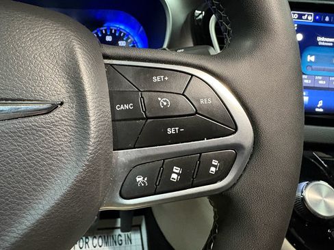 Used 2024 Chrysler Pacifica Touring-L FWD image 16