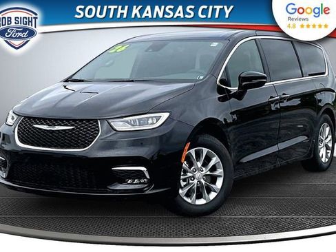 Used 2026 Chrysler Pacifica Limited FWD image 1