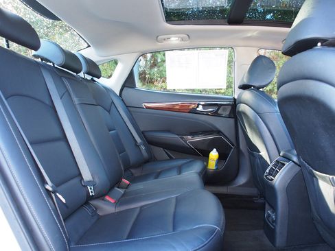 Used 2019 Kia Cadenza Technology image 13