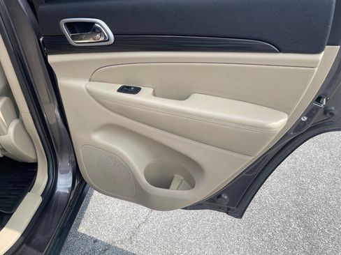 Used 2019 Jeep Grand Cherokee Laredo AWD/4WD image 27