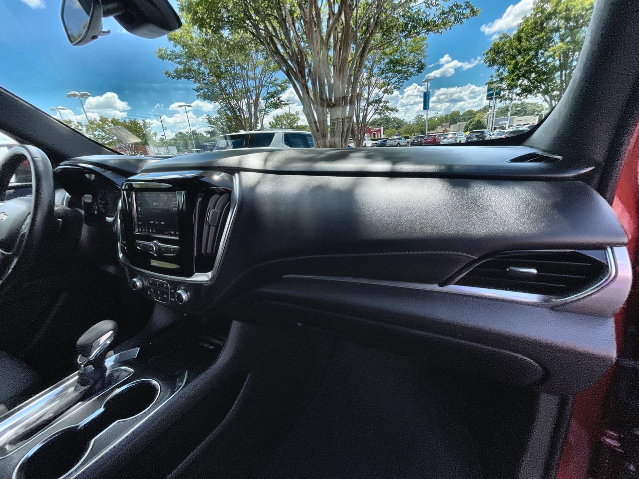 Used 2023 Chevrolet Traverse LT FWD image 28