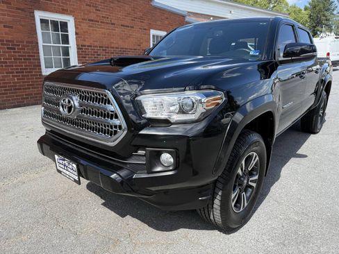 Used 2016 Toyota Tacoma TRD Sport w/ Towing Package AWD/4WD image 2