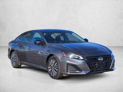 Used 2024 Nissan Altima 2.5 SV image 3