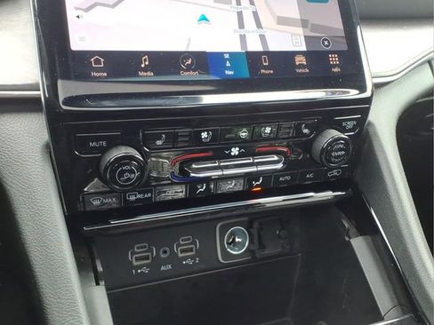 Used 2023 Jeep Grand Cherokee Overland AWD/4WD image 18