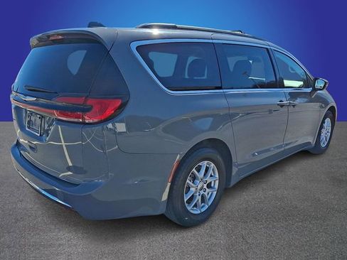 Used 2022 Chrysler Pacifica Touring-L image 4
