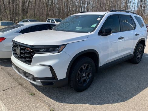Certified 2025 Honda Pilot TrailSport image 1