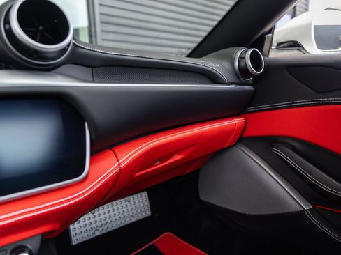 Used 2020 Ferrari Portofino RWD image 46