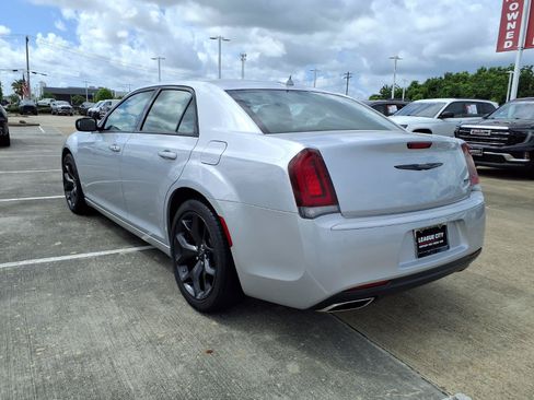 Used 2023 Chrysler 300 Touring w/ Sport Appearance Package RWD image 2