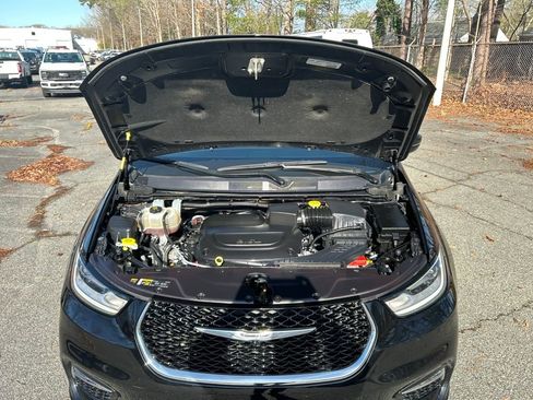 Used 2025 Chrysler Pacifica Select image 12