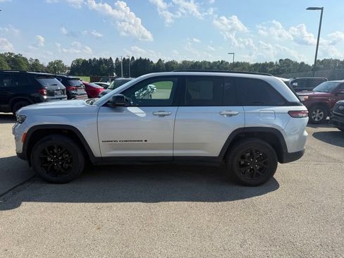 Used 2024 Jeep Grand Cherokee Altitude AWD/4WD image 19