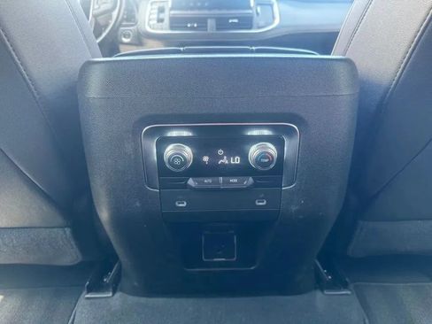 Used 2023 GMC Yukon XL SLT AWD/4WD image 21