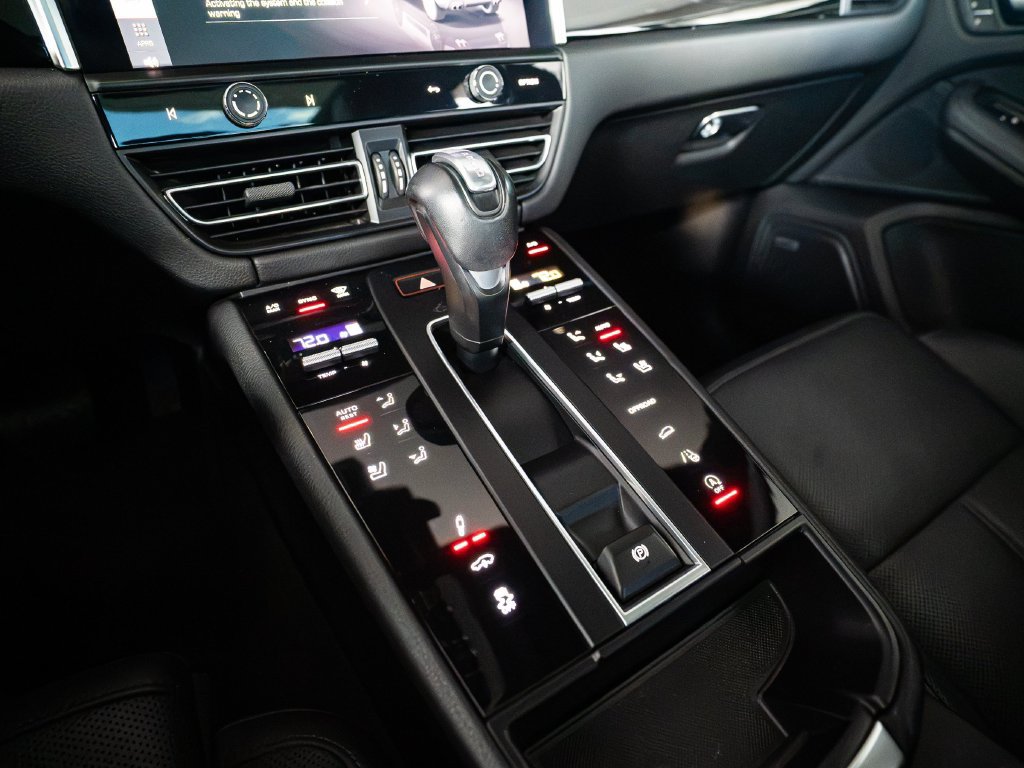 Certified 2023 Porsche Macan AWD/4WD image 19