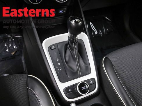 Used 2022 Hyundai Venue Limited image 13