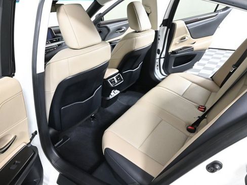 Used 2019 Lexus ES 300h image 15