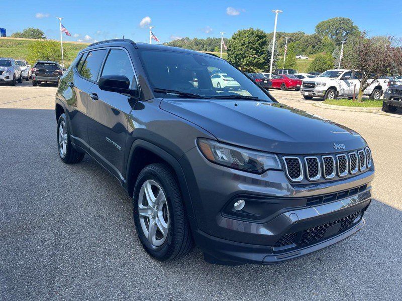 Used 2023 Jeep Compass Latitude w/ Convenience Group AWD/4WD image 2