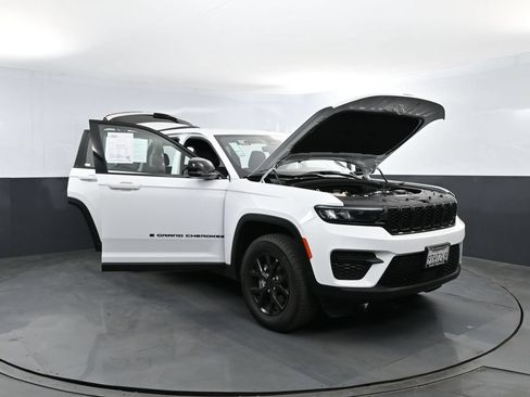 Used 2025 Jeep Grand Cherokee Altitude AWD/4WD image 27