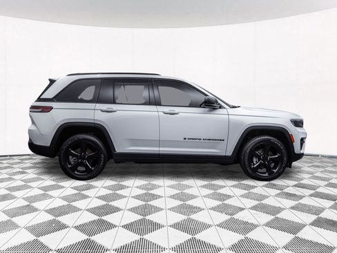 Used 2023 Jeep Grand Cherokee Altitude image 14