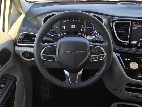 Used 2024 Chrysler Pacifica Select image 10