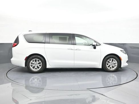 Used 2022 Chrysler Voyager LX FWD image 16