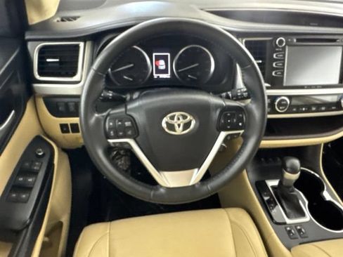Used 2018 Toyota Highlander XLE AWD/4WD image 23