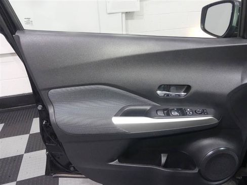 Used 2019 Nissan Kicks SV FWD image 18