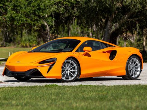 Used 2024 McLaren Artura RWD image 9