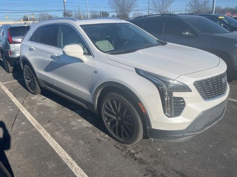 Used 2022 Cadillac XT4 Luxury w/ Cold Weather Package image 2