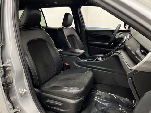 Used 2024 Jeep Grand Cherokee L Laredo image 29