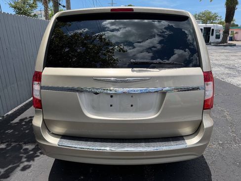 Used 2013 Chrysler Town & Country Touring FWD image 18