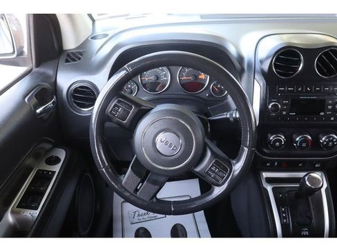 Used 2014 Jeep Compass Latitude FWD image 9