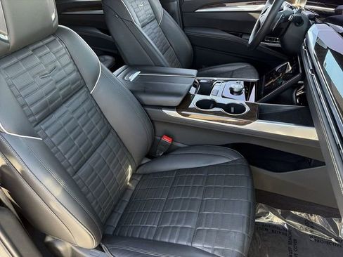 Used 2025 Cadillac Escalade Sport Platinum w/ LPO, ONYX Package AWD/4WD image 12