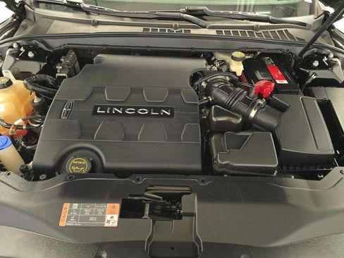 Used 2017 Lincoln Continental Select image 17