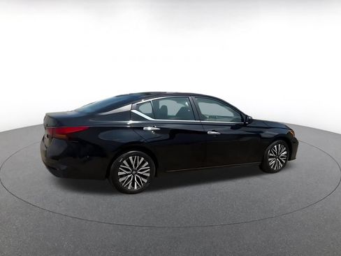 Used 2025 Nissan Altima 2.5 SV FWD image 14