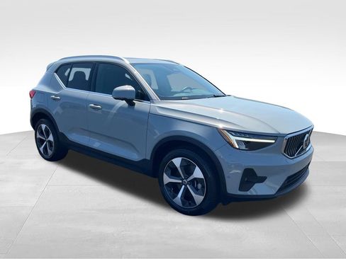 Used 2025 Volvo XC40 B5 Plus AWD/4WD image 7