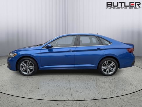 Used 2024 Volkswagen Jetta SE image 3